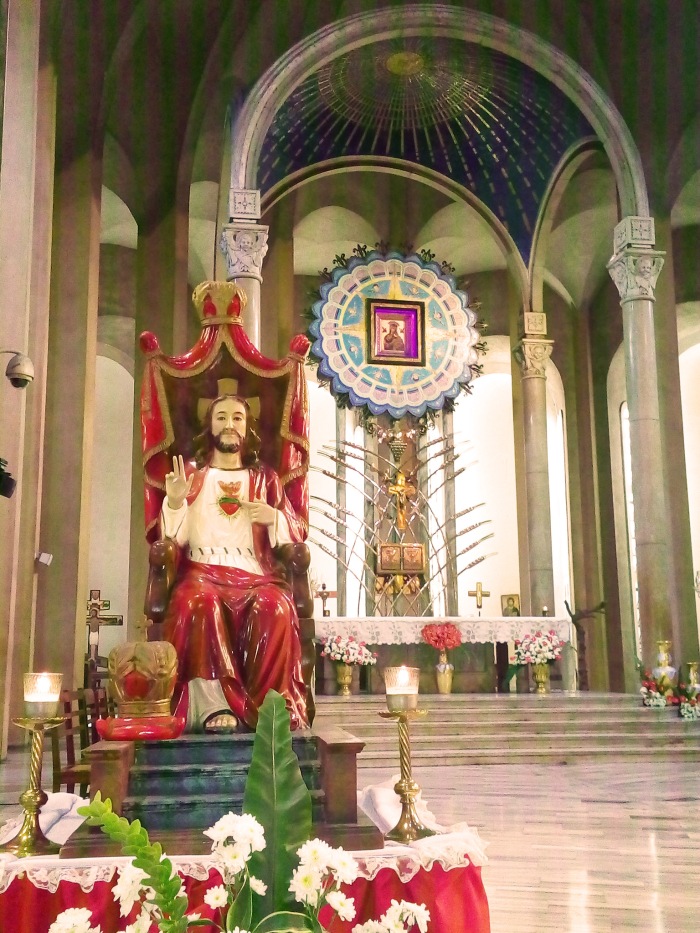 View of the main altar of Christ the King Church, desecrated on November  13- Photo: Gaudium Press
